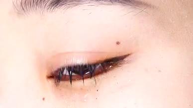 女孩流泪的眼睛带妆容视频的预览图
